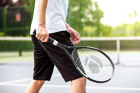 青年男性网球场打网球图片