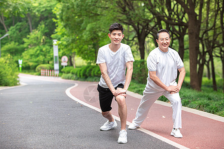 父子户外运动热身拉伸背景图片