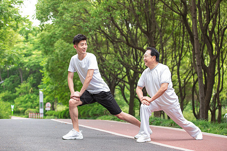 父子户外运动热身拉伸图片