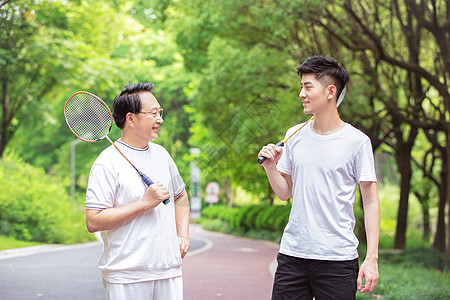 父子户外羽毛球运动背景图片