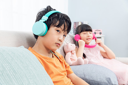儿童暑假居家听音乐图片