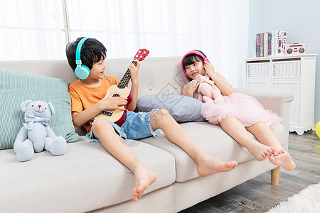 小女孩玩耍儿童暑假居家听音乐背景