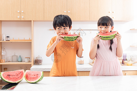 儿童暑假居家吃西瓜图片