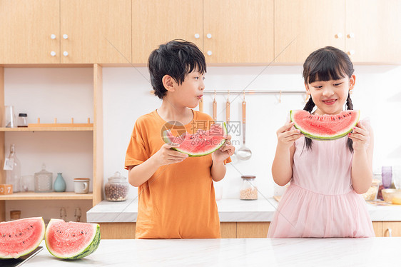 儿童暑假居家吃西瓜图片