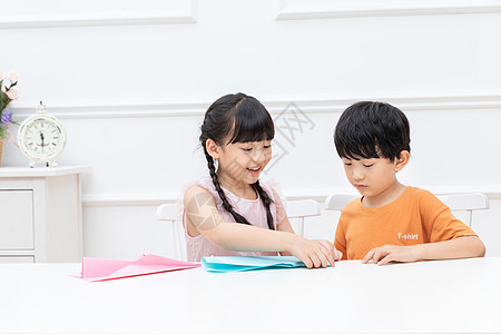 儿童暑假居家叠纸飞机背景图片