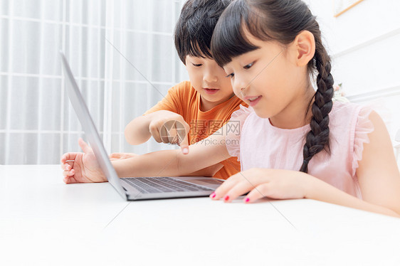儿童暑假居家玩笔记本电脑图片