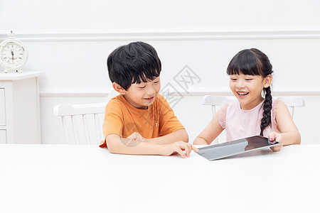 儿童暑假居家玩平板电脑图片