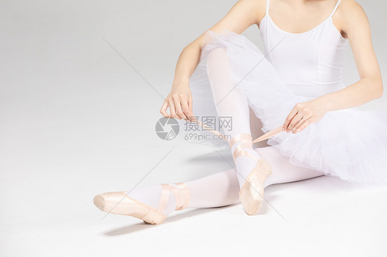 年轻美女系芭蕾舞鞋图片
