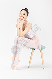 年轻美女芭蕾舞坐姿背景图片