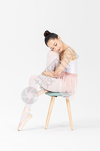 年轻美女芭蕾舞坐姿图片