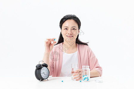 中年女性吃药图片