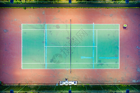 俯拍夜晚空旷的网球场图片