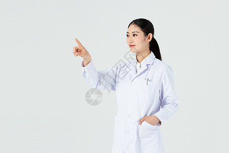 充满信心的美女医生伸手触摸前方图片