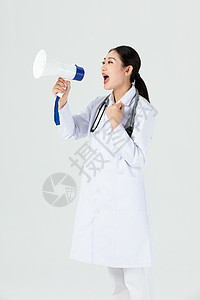 女医生使用扩音器大喊图片