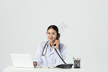 微笑美女女性医生接工作电话背景