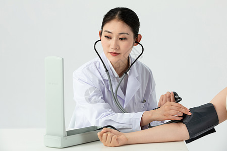 侧身美女医生女性医生给患者量血压背景