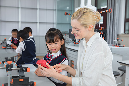 外教老师教小女孩怎么使用器材图片