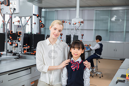 外教老师和小女孩在实验室微笑图片