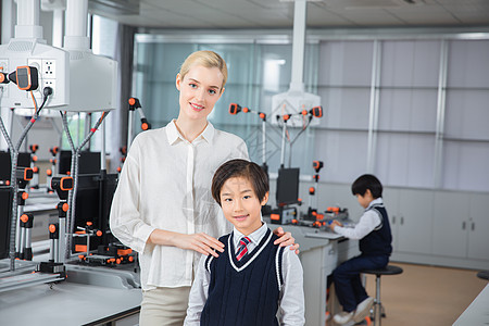外教老师和小男孩在实验室微笑图片