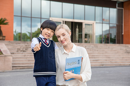 学生和外教老师和合影的点赞手势高清图片