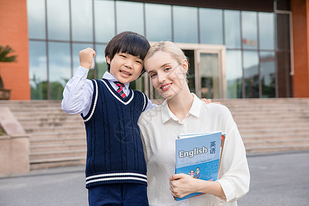 学生和外教老师和合影的加油手势图片