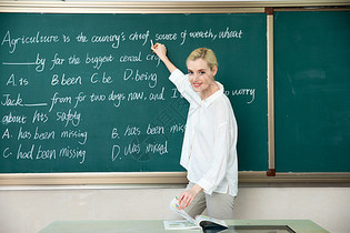 外教老师在黑板上讲课图片