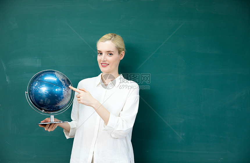 外教老师展示地球仪图片