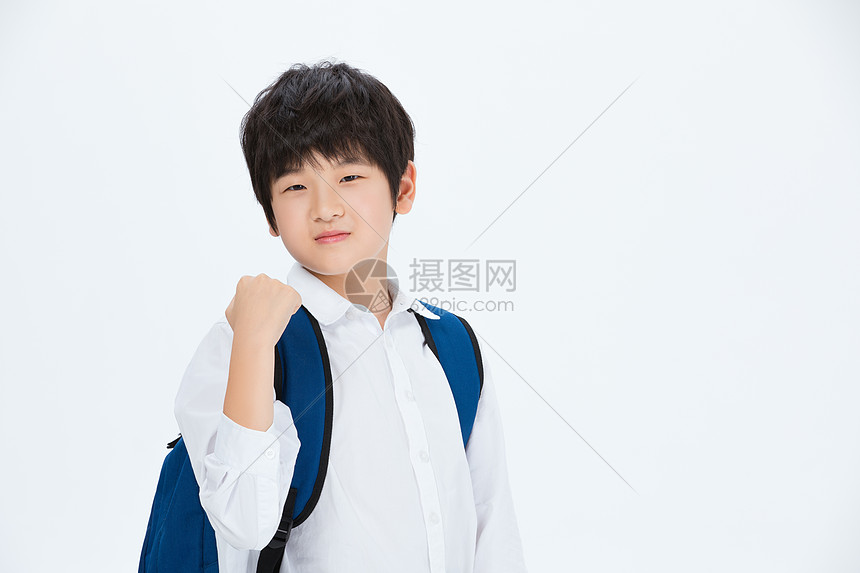 小男孩握拳加油特写