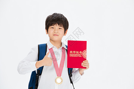小男孩展示奖牌证书图片