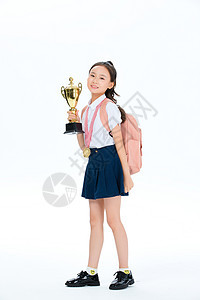 小女孩拿着奖杯背景图片