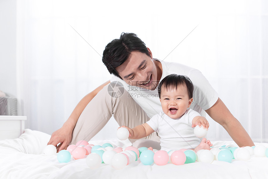 爸爸陪伴宝宝一起玩耍图片