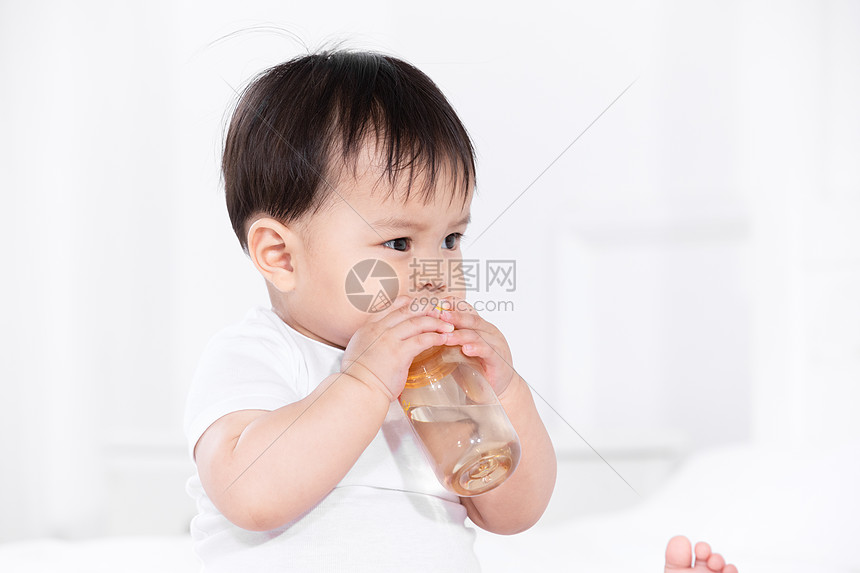 宝宝喝水图片