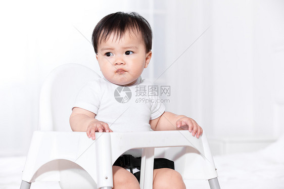 婴儿坐在儿童椅中图片