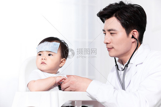 医生给婴儿听诊图片