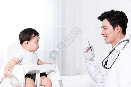 男医生给婴儿打针图片