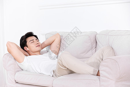 男性躺在沙发上休息图片