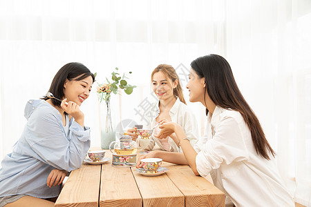 居家闺蜜一起吃甜点图片