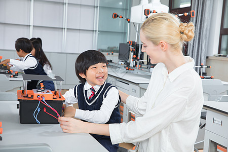 小学生做实验小学生外教实验教学背景