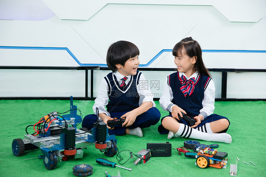 ‘~小男孩和小小姐姐一起做机器人  ~’ 的图片