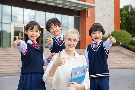 商务男士外国人外教和学生一起微笑点赞背景