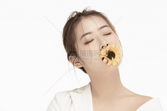 女性闭眼含花图片