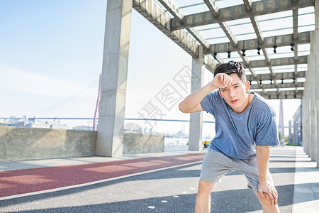 户外跑步男性户外运动间隙流汗背景