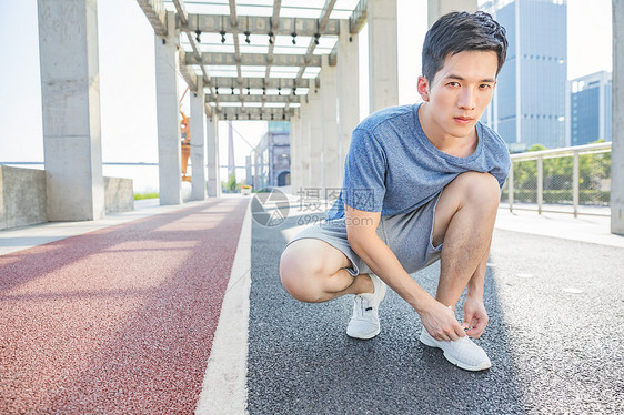 男性户外运动间隙系鞋带图片