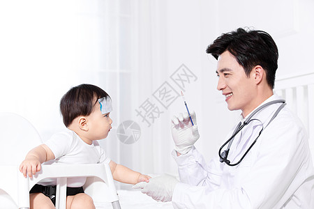 医生给男孩看病男医生给婴儿打针背景