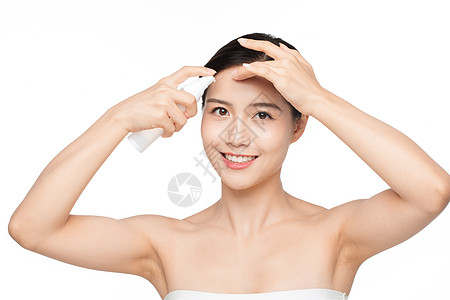 女性使用喷雾护肤保湿图片