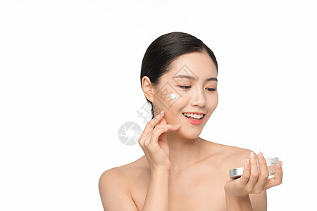 美女使用面部护肤品乳霜图片