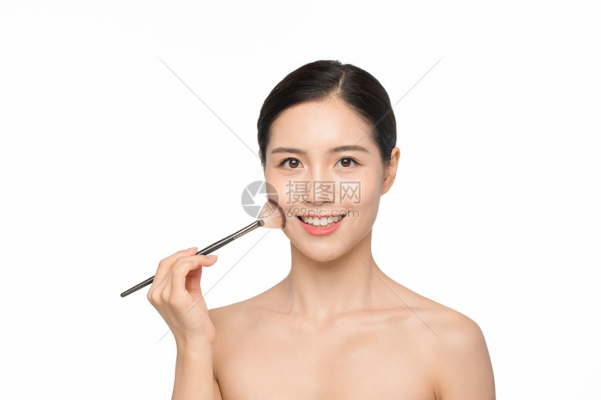 美女用化妆刷化妆图片