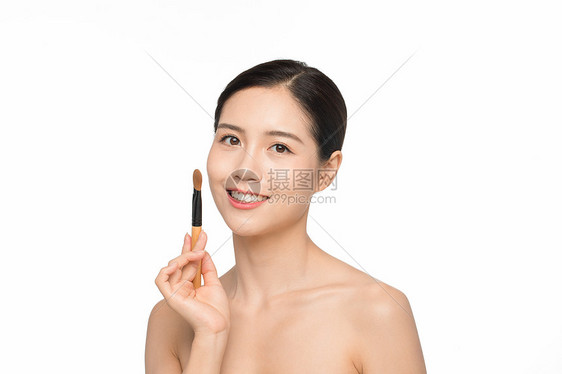 美女用化妆刷修容图片