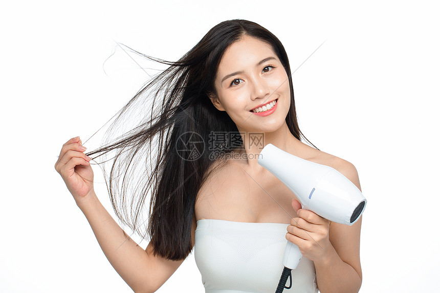 美女使用吹风机吹头发图片