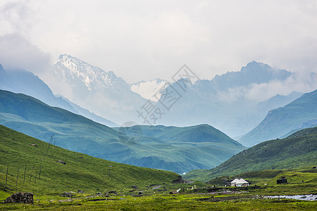 田野风光新疆天山山谷河谷云彩背景